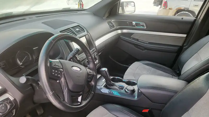 2017 Ford Explorer, bílá, 155 000 km, dovoz Kanada — foto 4 z 12