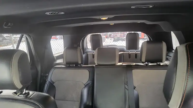 2017 Ford Explorer, bílá, 155 000 km, dovoz Kanada — foto 7 z 12