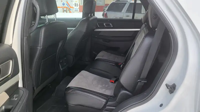2017 Ford Explorer, bílá, 155 000 km, dovoz Kanada — foto 8 z 12