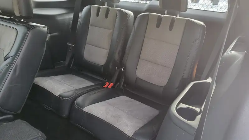2017 Ford Explorer, bílá, 155 000 km, dovoz Kanada — foto 9 z 12