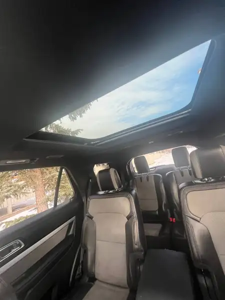2017 Ford Explorer XLT, červená, 192 000 km, dovoz Kanada — foto 11 z 12
