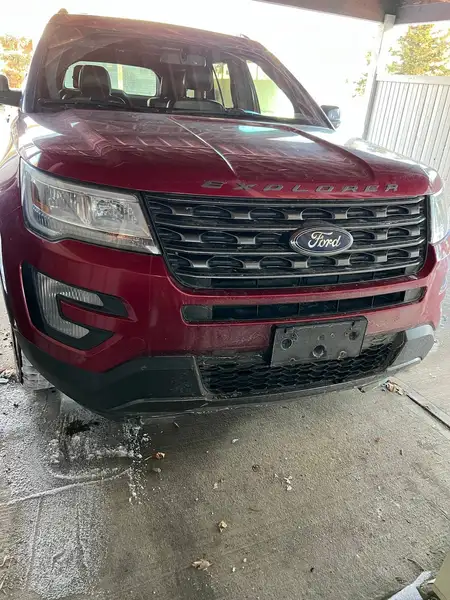 2017 Ford Explorer XLT, červená, 192 000 km, dovoz Kanada — foto 2 z 12