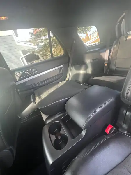2017 Ford Explorer XLT, červená, 192 000 km, dovoz Kanada — foto 8 z 12