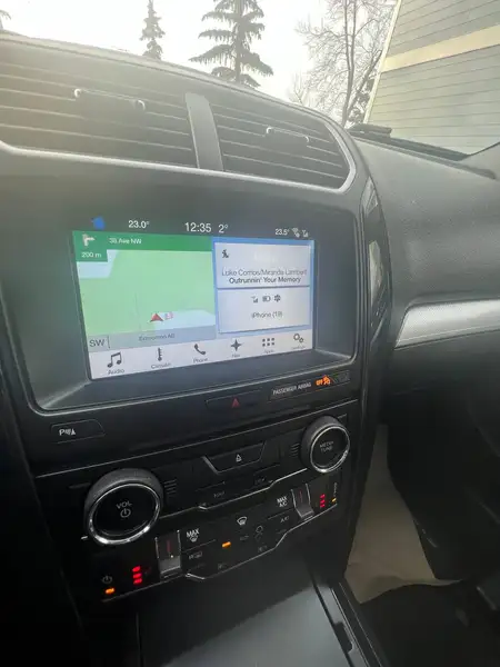 2017 Ford Explorer XLT, červená, 192 000 km, dovoz Kanada — foto 9 z 12