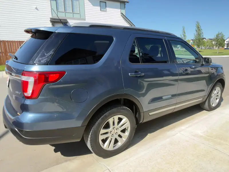 2018 Ford Explorer XLT, modrá, 164 500 km, dovoz Kanada — foto 2 z 12
