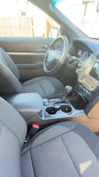 2018 Ford Explorer XLT, modrá, 164 500 km, dovoz Kanada — foto 4 z 12