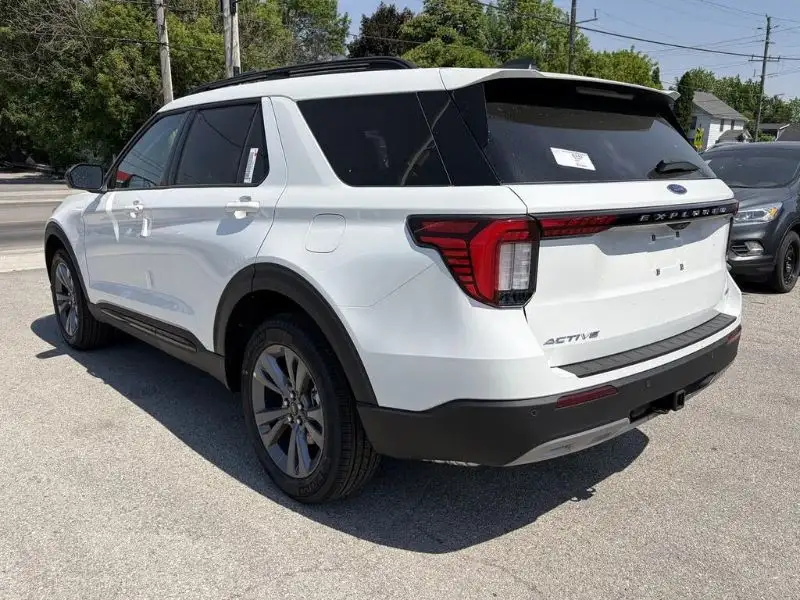 2025 Ford Explorer Active, bílá, 17 000 km, dovoz Kanada — foto 4 z 7