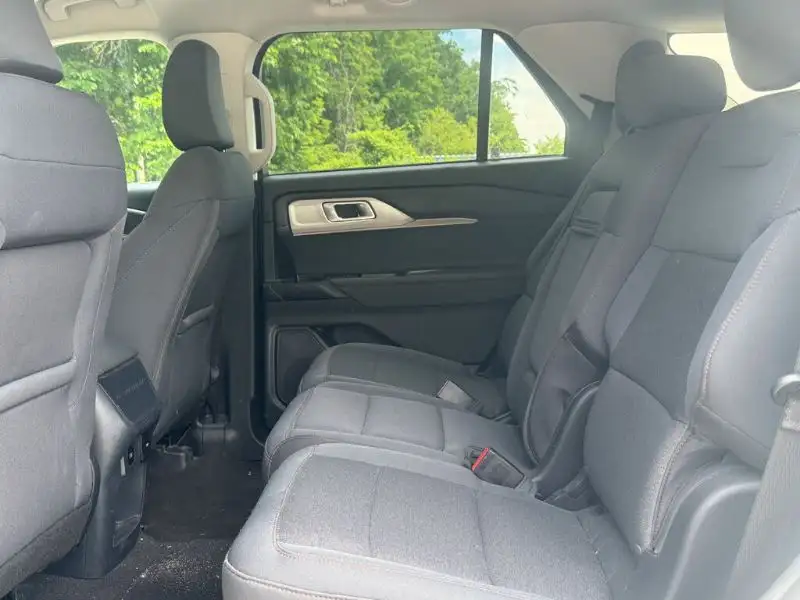 2025 Ford Explorer Active, bílá, 17 000 km, dovoz Kanada — foto 6 z 7