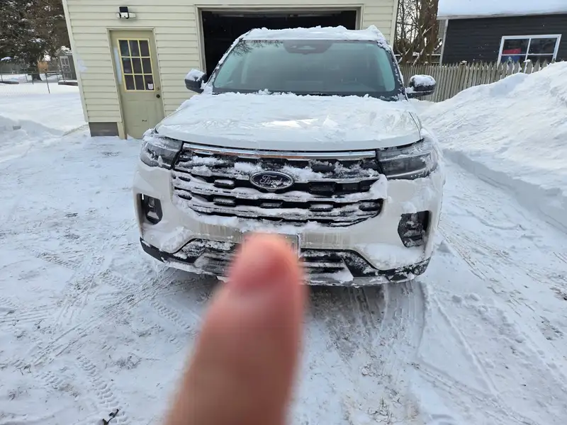 2025 Ford Explorer Active, bílá, 26 000 km, dovoz Kanada — foto 2 z 6