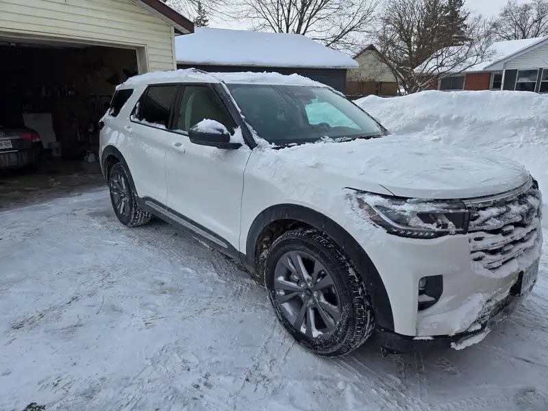 2025 Ford Explorer Active, bílá, 26 000 km, dovoz Kanada — foto 3 z 6