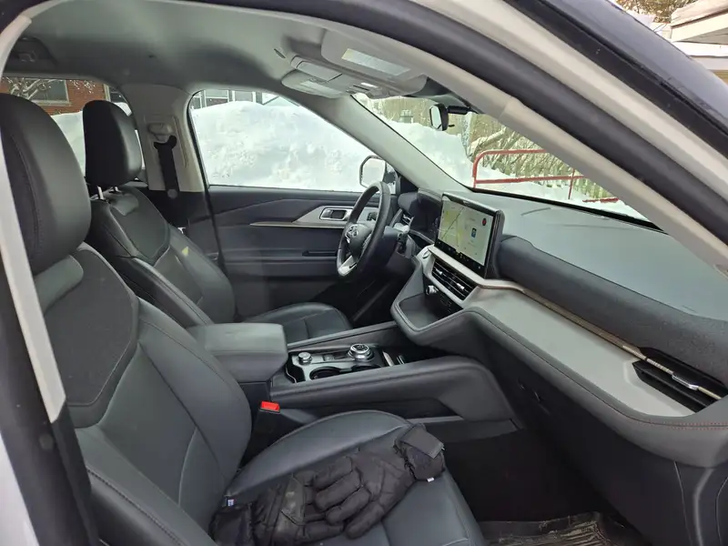 2025 Ford Explorer Active, bílá, 26 000 km, dovoz Kanada — foto 4 z 6