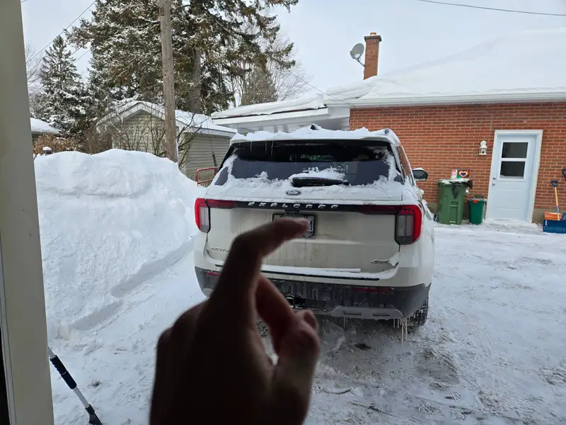 2025 Ford Explorer Active, bílá, 26 000 km, dovoz Kanada — foto 5 z 6