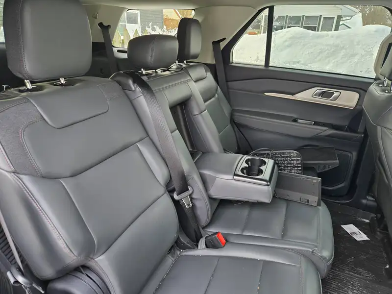 2025 Ford Explorer Active, bílá, 26 000 km, dovoz Kanada — foto 6 z 6