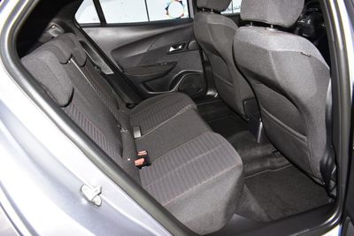 2023 Peugeot 2008 ACTIVE, stříbrná, 15 868 km, dovoz SAE — foto 12 z 12