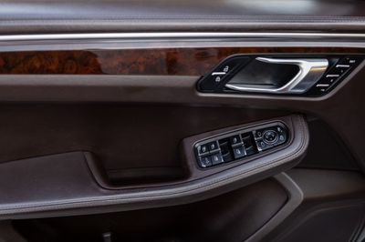 2019 Porsche Macan Std 2.0L (252 HP), bílá, 95 000 km, dovoz SAE — foto 11 z 16