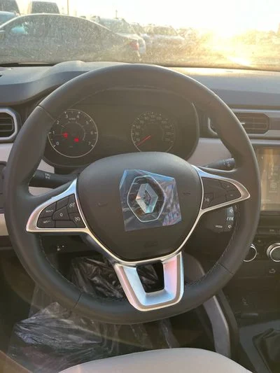 2025 Renault Duster LE, bílá, 0 km, dovoz SAE — foto 12 z 20