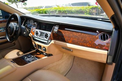 2011 Rolls-Royce Ghost Standard, šedá, 88 000 km, dovoz SAE — foto 16 z 16