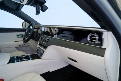 2021 Rolls-Royce Ghost EWB, stříbrná, 3 000 km, dovoz SAE — foto 7 z 12