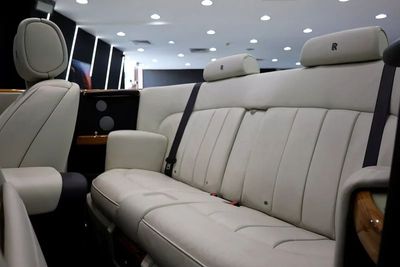 2013 Rolls-Royce Phantom Drophead, stříbrná, 34 000 km, dovoz SAE — foto 12 z 16