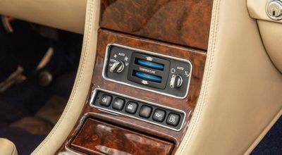 2002 Rolls-Royce Corniche, šedá, 12 472 km, dovoz SAE — foto 16 z 16