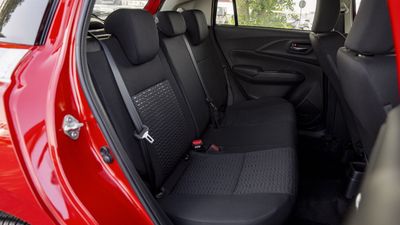 2025 Suzuki Swift GLX, stříbrná, 0 km, dovoz SAE — foto 10 z 15
