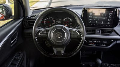 2025 Suzuki Swift GLX, stříbrná, 0 km, dovoz SAE — foto 13 z 15