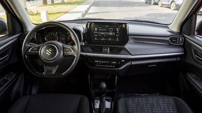 2025 Suzuki Swift GLX, stříbrná, 0 km, dovoz SAE — foto 14 z 15