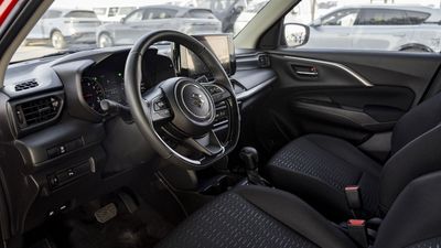 2025 Suzuki Swift GLX, stříbrná, 0 km, dovoz SAE — foto 15 z 15