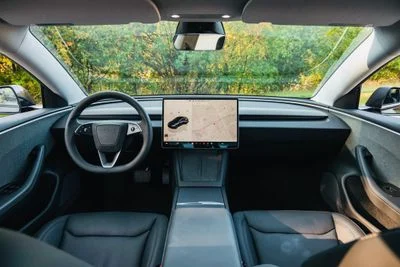 2024 Tesla Model 3 STANDARD RANGE, bílá, 75 000 km, dovoz SAE — foto 7 z 16