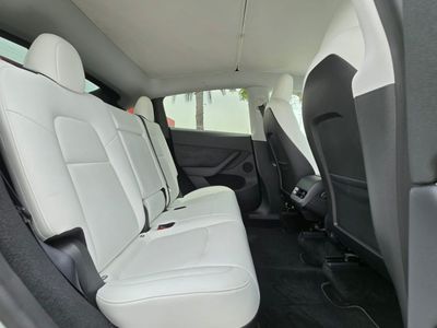 2024 Tesla Model Y LONG RANGE, bílá, 107 000 km, dovoz SAE — foto 9 z 16