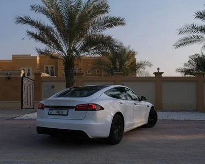 2023 Tesla Model S LONG RANGE, bílá, 55 000 km, dovoz SAE — foto 3 z 5