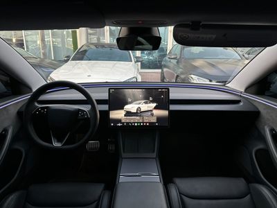 2024 Tesla Model 3 PERFORMANCE, bílá, 60 000 km, dovoz SAE — foto 9 z 13