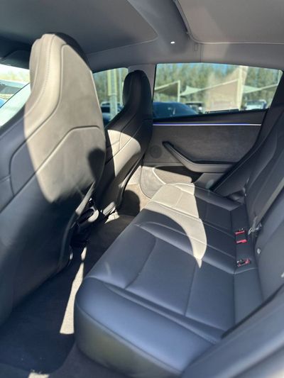 2024 Tesla Model 3 PERFORMANCE, bílá, 18 000 km, dovoz SAE — foto 10 z 12