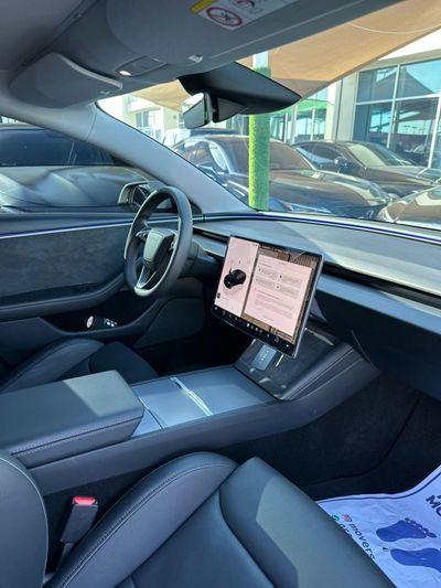 2024 Tesla Model 3 PERFORMANCE, bílá, 18 000 km, dovoz SAE — foto 11 z 12