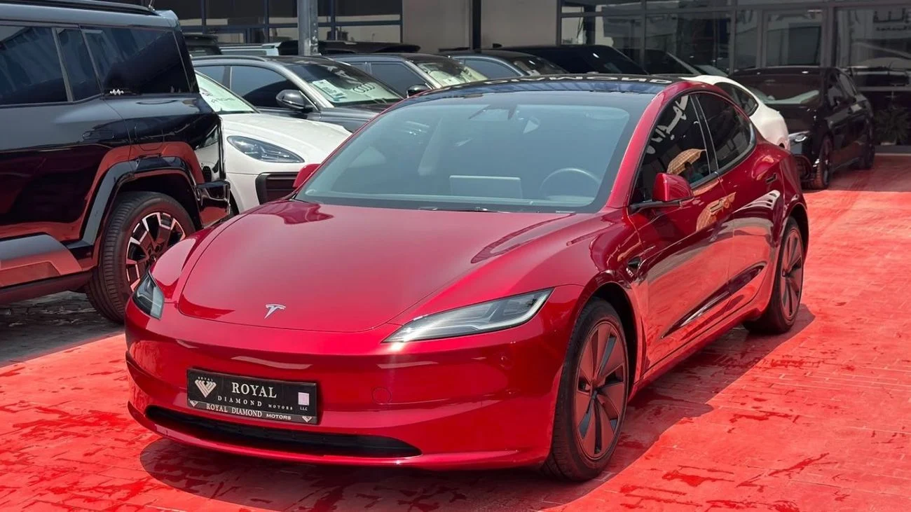 2025 Tesla Model 3 Base, červená, 27 100 km, dovoz SAE — foto 1