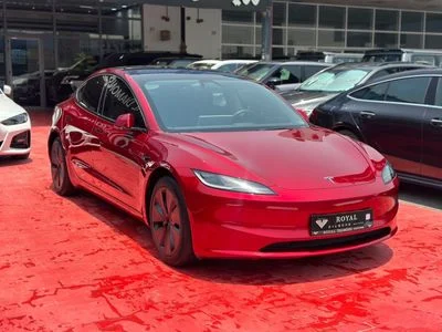 2025 Tesla Model 3 Base, červená, 27 100 km, dovoz SAE — foto 2 z 16