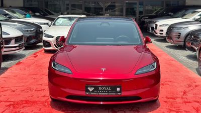 2025 Tesla Model 3 Base, červená, 27 100 km, dovoz SAE — foto 3 z 16