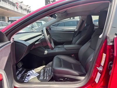 2025 Tesla Model 3 Base, červená, 27 100 km, dovoz SAE — foto 4 z 16