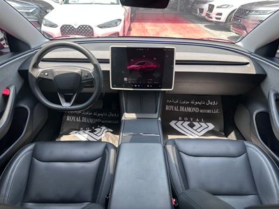 2025 Tesla Model 3 Base, červená, 27 100 km, dovoz SAE — foto 7 z 16