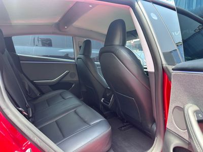 2025 Tesla Model 3 Base, červená, 27 100 km, dovoz SAE — foto 9 z 16