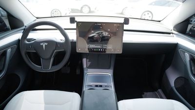 2024 Tesla Model Y PERFORMANCE, černá, 44 000 km, dovoz SAE — foto 8 z 16