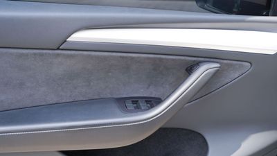 2024 Tesla Model Y PERFORMANCE, černá, 44 000 km, dovoz SAE — foto 9 z 16