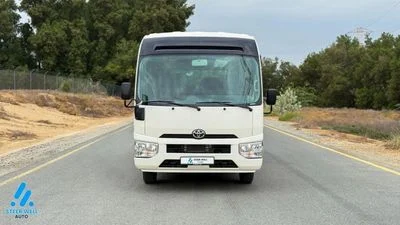 2025 Toyota Coaster, bílá, 0 km, dovoz SAE — foto 2 z 24