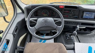 2025 Toyota Coaster, bílá, 0 km, dovoz SAE — foto 9 z 24