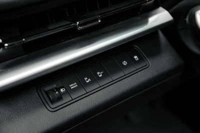 2025 Geely Farizon, černá, 0 km, dovoz SAE — foto 11 z 21