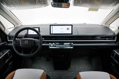 2025 Geely Farizon, černá, 0 km, dovoz SAE — foto 12 z 21