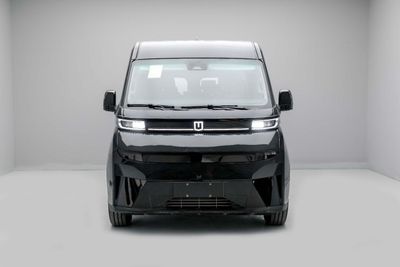 2025 Geely Farizon, černá, 0 km, dovoz SAE — foto 3 z 21