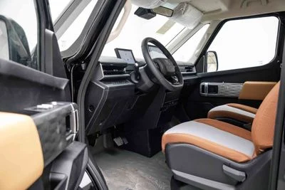 2025 Geely Farizon, černá, 0 km, dovoz SAE — foto 8 z 21