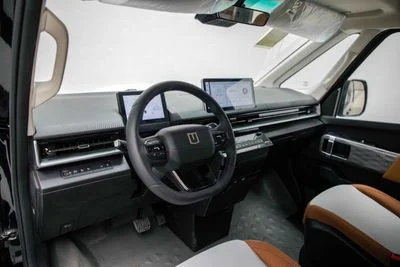 2025 Geely Farizon, černá, 0 km, dovoz SAE — foto 9 z 21