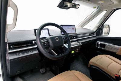 2025 Geely Farizon, bílá, 0 km, dovoz SAE — foto 11 z 22